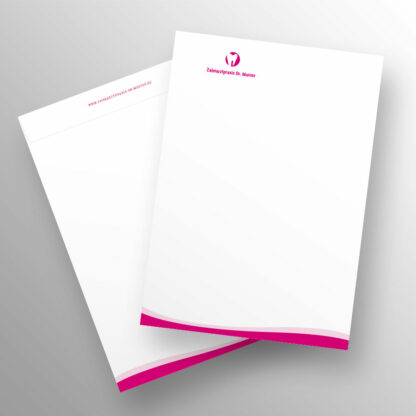 Briefumschlag DIN C4 ohne Fenster magenta mit Praxislogo